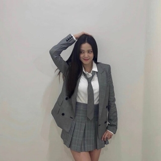 Jisoo cũng nhanh chóng update hình ảnh trên trang cá nhân của mình với set đồ style học sinh trung học với tông màu xám