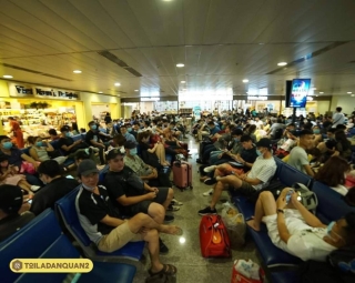 Hàng loạt chuyến bay bị delay sau khi máy bay Vietjet hạ cánh lệch đường băng, hành khách vật vờ chờ đợi ở Tân Sơn Nhất - Ảnh 7.