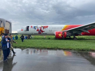 Máy bay Vietjet hạ cánh lệch đường băng, sân bay Tân Sơn Nhất tạm dừng hoạt động - Ảnh 2.