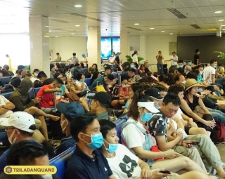 Hàng loạt chuyến bay bị delay sau khi máy bay Vietjet hạ cánh lệch đường băng, hành khách vật vờ chờ đợi ở Tân Sơn Nhất - Ảnh 11.
