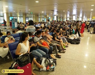 Hàng loạt chuyến bay bị delay sau khi máy bay Vietjet hạ cánh lệch đường băng, hành khách vật vờ chờ đợi ở Tân Sơn Nhất - Ảnh 6.
