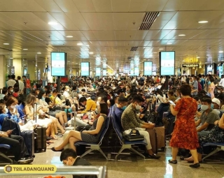 Hàng loạt chuyến bay bị delay sau khi máy bay Vietjet hạ cánh lệch đường băng, hành khách vật vờ chờ đợi ở Tân Sơn Nhất - Ảnh 4.