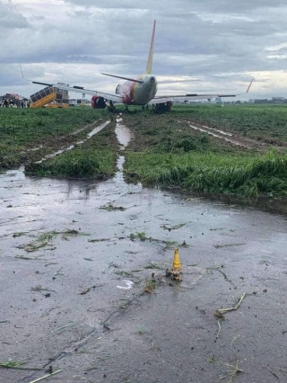 Máy bay Vietjet hạ cánh lệch đường băng, sân bay Tân Sơn Nhất tạm dừng hoạt động - Ảnh 1.