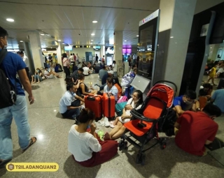 Hàng loạt chuyến bay bị delay sau khi máy bay Vietjet hạ cánh lệch đường băng, hành khách vật vờ chờ đợi ở Tân Sơn Nhất - Ảnh 9.