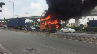 Xe container bốc cháy dữ dội, tài xế thoát Ch?t trên Xa lộ Hà Nội - Ảnh 2.