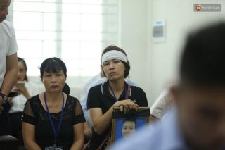 Hoãn phiên xử vụ nam sinh chạy Grab bị sát hại ở Hà Nội, mẹ và chị gái nạn nhân thất thần ra về - Ảnh 10.