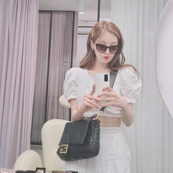 Em út 30 tuổi nhà SNSD có loạt outfit rất trẻ trung và nữ tính, xem mà muốn copy hết trong Hè này - Ảnh 4.