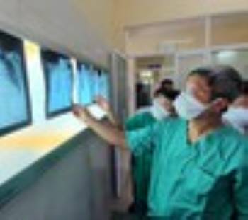 Kiểm tra công tác điều trị bệnh nhân COVID-19 tại Bệnh viện Phổi Đà Nẵng. Ảnh: Nhân Dân