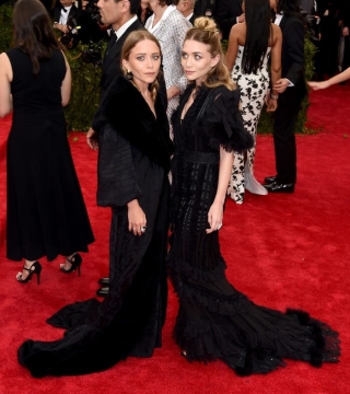 Tại Met Gala 2015, hai chị em cùng mặc thiết kế của nhà mốt Dior. Mary-Kate và Ashley yêu thích phong cách trang điểm ‘tiều tụy’. Họ thường xuyên đánh mắt khói và đánh khối để có đôi má hóp.