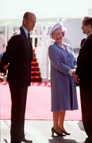 Năm 1992, vợ chồng Nữ hoàng phải đối mặt với hàng loạt biến cố. Hôn nhân của các con bà đổ vỡ, dinh thự trong lâu đài Windsor bốc cháy dữ dội. Hoàng tử Philip luôn ở cạnh bà khi xuất hiện trước công chúng.