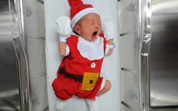 Khi bạn ra đời vào ngày Giáng sinh: Loạt ảnh các bé vừa chào đời đã được diện đồ Noel khiến dân mạng rần rần chia sẻ vì nhìn cưng muốn xỉu - Ảnh 8.