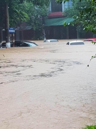 Ảnh: Mưa lớn kéo dài tại Hà Giang, đường phố biến thành sông, ô tô chìm nghỉm trong biển nước - Ảnh 14.