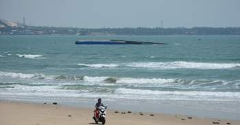 Tàu Bạch Đằng bị lật úp tại vùng biển phường Mũi Né, TP Phan Thiết. Ảnh: TTO