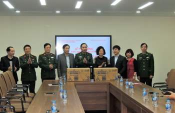 Đại diện lực lượng vũ trang tuyến đầu tiếp nhận khẩu trang 3D vào tháng 3/2020 do ông Hà Ngọc Sơn (thứ 3 từ phải sang) - Chủ tịch HĐQT Dược phẩm TV.Pharm trao tặng.