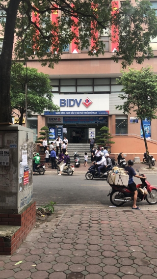 Hà Nội: Hai tên cướp đeo khẩu trang, nổ súng cướp gần hai trăm triệu đồng tại Chi nhánh Ngân hàng BIDV - Ảnh 1.