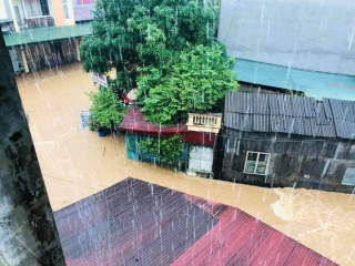 Ảnh: Mưa lớn kéo dài tại Hà Giang, đường phố biến thành sông, ô tô chìm nghỉm trong biển nước - Ảnh 15.