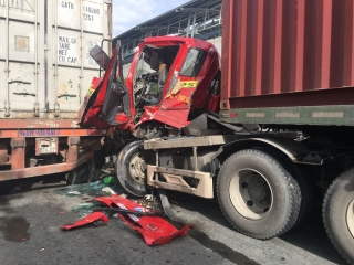 TP. HCM: Đầu xe container bẹp nát sau cú tông cực mạnh, tài xế bị mắc kẹt kêu cứu thảm thiết - Ảnh 1.