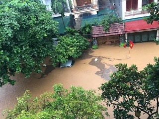 Ảnh: Mưa lớn kéo dài tại Hà Giang, đường phố biến thành sông, ô tô chìm nghỉm trong biển nước - Ảnh 16.