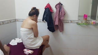 Bắt quả tang hai nữ tiếp viên tắm tiên K*ch d*c cho khách ở tiệm massage tại Sài Gòn - Ảnh 1.