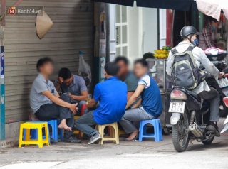 Hà Nội: Trà đá vỉa hè tấp nập người ngồi, bỏ lơ lệnh cấm để phòng dịch Covid-19 - Ảnh 4.