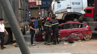 Tài xế container đâm bẹp dúm ô tô con khiến 3 người Tu vong ở Hà Nội đã ra đầu thú, khai do buồn ngủ - Ảnh 1.