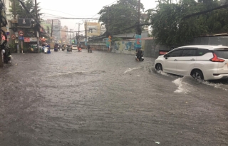 Nhiều tuyến đường ở Sài Gòn lại thành sông sau mưa lớn, các cửa hàng phải đóng cửa vì nước tràn vào nhà - Ảnh 1.