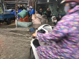 Nhiều tuyến đường ở Sài Gòn lại thành sông sau mưa lớn, các cửa hàng phải đóng cửa vì nước tràn vào nhà - Ảnh 7.