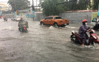 Nhiều tuyến đường ở Sài Gòn lại thành sông sau mưa lớn, các cửa hàng phải đóng cửa vì nước tràn vào nhà - Ảnh 2.