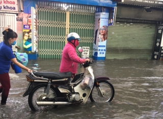 Nhiều tuyến đường ở Sài Gòn lại thành sông sau mưa lớn, các cửa hàng phải đóng cửa vì nước tràn vào nhà - Ảnh 4.