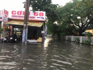 Nhiều tuyến đường ở Sài Gòn lại thành sông sau mưa lớn, các cửa hàng phải đóng cửa vì nước tràn vào nhà - Ảnh 9.
