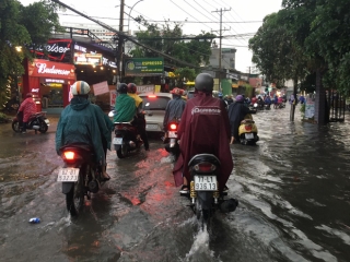 Nhiều tuyến đường ở Sài Gòn lại thành sông sau mưa lớn, các cửa hàng phải đóng cửa vì nước tràn vào nhà - Ảnh 8.