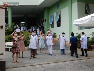 Thêm 1 bệnh viện ở Đà Nẵng được gỡ phong tỏa, các y bác sĩ vỗ tay vui mừng - Ảnh 2.