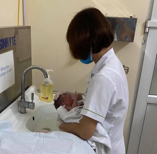 Hà Nội: Các bác sĩ đang nỗ lực hết sức để cứu bé trai sơ sinh bị bỏ rơi trong khe tường - Ảnh 4.
