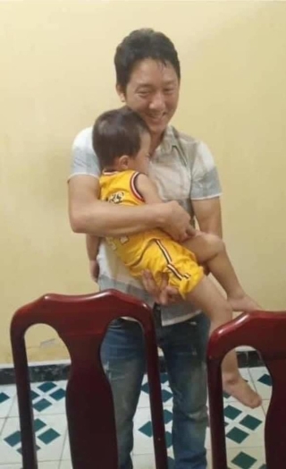 Cháu bé 2 tuổi ở Bắc Ninh gặp lại gia đình sau hơn 1 ngày mất tích, khoảnh khắc nằm trọn trong vòng tay bố gây xúc động - Ảnh 1.