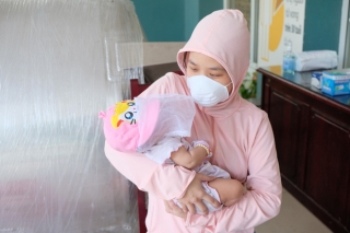 Em bé 2 tháng tuổi - con Phó chủ tịch phường mắc Covid-19 ở Đà Nẵng đã khỏi bệnh và xuất viện - Ảnh 1.