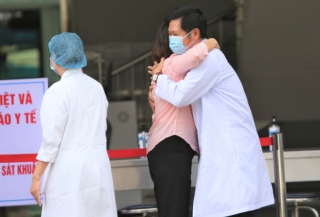 Ảnh: Y bác sĩ bật khóc, vỡ òa hạnh phúc trong giây phút Bệnh viện Đà Nẵng được gỡ lệnh phong tỏa - Ảnh 4.