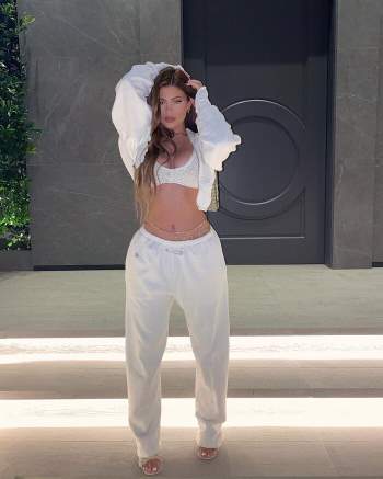 Kylie Jenner, Jisoo Black Pink lăng xê style lạ đính kim băng vào quần áo Ảnh 1
