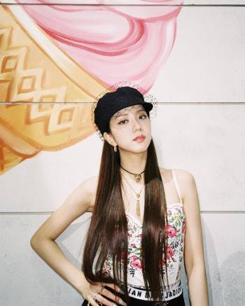 Jisoo sexy, Yoona lại đơn giản và cá tính khi cùng đụng mũ hàng hiệu 18 triệu - Ảnh 1.