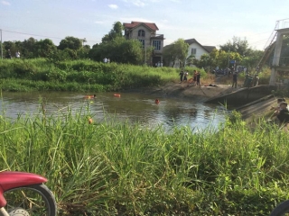 Bình Dương: Bé trai sống lang thang trượt chân xuống kênh đuối nước, người bạn trên bờ gào khóc kêu cứu - Ảnh 1.