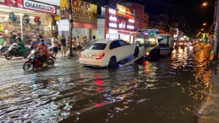 Ảnh: Nước chảy ào ào như thác từ ngoài đường vào, nhà dân ngập nặng sau cơn mưa lớn ở Sài Gòn - Ảnh 1.