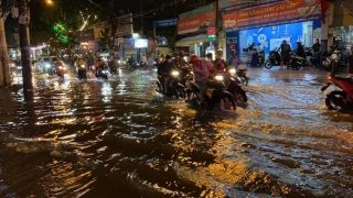 Ảnh: Nước chảy ào ào như thác từ ngoài đường vào, nhà dân ngập nặng sau cơn mưa lớn ở Sài Gòn - Ảnh 2.