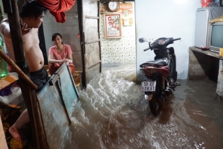 Ảnh: Nước chảy ào ào như thác từ ngoài đường vào, nhà dân ngập nặng sau cơn mưa lớn ở Sài Gòn - Ảnh 5.