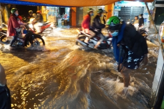Ảnh: Nước chảy ào ào như thác từ ngoài đường vào, nhà dân ngập nặng sau cơn mưa lớn ở Sài Gòn - Ảnh 7.