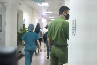 Hà Nội: Mẹ đẻ và khá đông người thân đã đến bệnh viện để đón nhận cháu bé bị bỏ rơi trong khe tường - Ảnh 3.