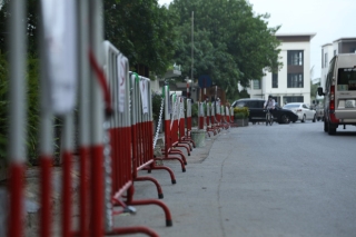 Sau dán giấy và khóa bánh, cư dân chung cư ở Hà Nội lập hàng rào sắt cấm ô tô đậu sai quy định gây tắc nghẽn giao thông - Ảnh 2.