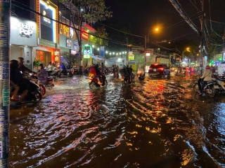 Ảnh: Nước chảy ào ào như thác từ ngoài đường vào, nhà dân ngập nặng sau cơn mưa lớn ở Sài Gòn - Ảnh 3.