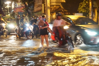 Ảnh: Nước chảy ào ào như thác từ ngoài đường vào, nhà dân ngập nặng sau cơn mưa lớn ở Sài Gòn - Ảnh 9.