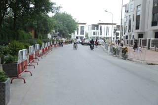 Sau dán giấy và khóa bánh, cư dân chung cư ở Hà Nội lập hàng rào sắt cấm ô tô đậu sai quy định gây tắc nghẽn giao thông - Ảnh 4.