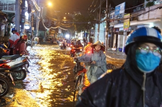 Ảnh: Nước chảy ào ào như thác từ ngoài đường vào, nhà dân ngập nặng sau cơn mưa lớn ở Sài Gòn - Ảnh 10.