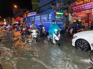 Ảnh: Nước chảy ào ào như thác từ ngoài đường vào, nhà dân ngập nặng sau cơn mưa lớn ở Sài Gòn - Ảnh 12.